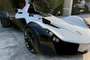 Одноместный трек-кар BAC Mono 2015 года выставили на продажу в Арабских Эмиратах