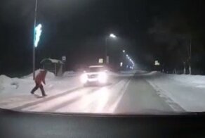 Веская причина не экономить на регистраторе: в Кемеровской области мужчина бросился под машину
