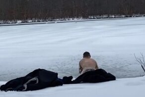 Боец UFC решил искупаться зимой и ударился об лёд