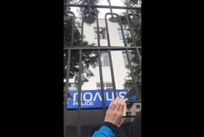 Националист в Киеве собирается выпрыгнуть из окна полиции, требует Авакова и закрыть телеканал «Наш»