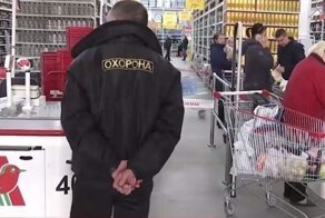 Security магазина отдубасили деда, который зашёл туда в надежде погреть старые кости: видео