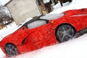 Семейная пара слепила из снега красный Ferrari в натуральную величину