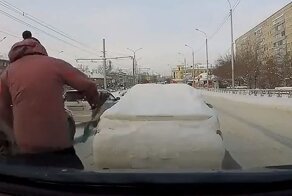 Неравнодушный автомобилист из Красноярска очистил от снега чужой автомобиль