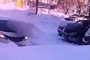 Ледяная глыба упала на припаркованный у жилого дома автомобиль с водителем