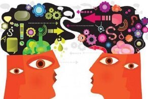 Теперь на стол села птичка. Стоять она не может вовсе