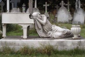 Подборка самых необычных надгробий