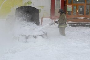 В ХМАО автовладелец пытался отогреть свой автомобиль газовой горелкой, но сжёг его