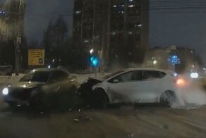 Серьезное столкновение на перекрестке в Ижевске