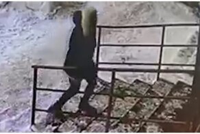 Упавшие с крыши снежные глыбы чуть не покалечили девушку