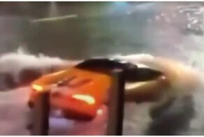 Поймал волну: автомобиль Lamborghini эффектно проехал по затопленной улице