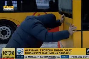 Стал героем ТВ: в Польше только белорус додумался вытолкать буксующий автобус