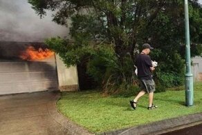 Парень вынес из горящего дома глухого соседского пса