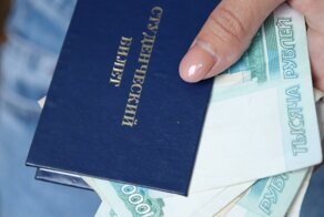 "Виноват Навальный!": студенты омского колледжа записали видео с вымогательством денег за учебники