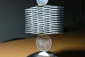 Автор просит затаить дыхание. Нереальные конструкции из монет