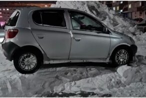 В Норильске несколько автомобилей оказались на снежных пьедесталах после уборки дворов