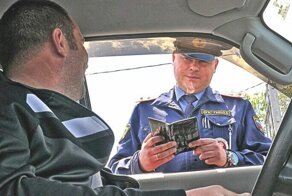 Можно ли распивать алкогольные напитки за рулем припаркованного автомобиля?