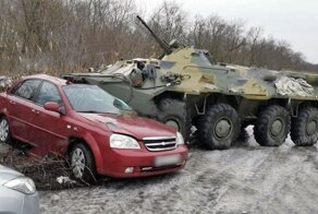 Росгвардейцы на БТР въехали в автомобиль с россиянкой