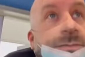 Мужчина подшучивает над окружающими  с помощью антимасочной маски