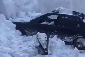 Припаркованные «подснежники»: коммунальщики в Норильске откапывают из-под снега автомобили