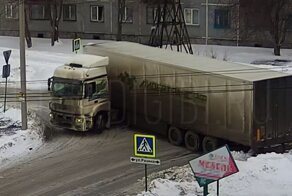 Неудачный разворот на фуре, или как умирают дорожные знаки