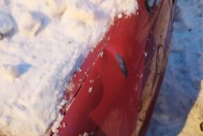 Петербургские коммунальщики повредили припаркованную машину и присыпали вмятины снегом