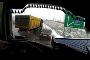 В Подмосковье водители грузовиков решили наказать "учителя" на легковушке