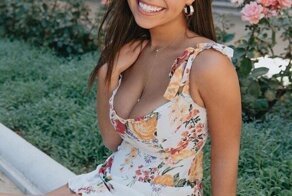 Девушки в летних платьях