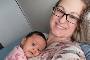 Трогательный момент: глухая малышка впервые услышала мамину колыбельную