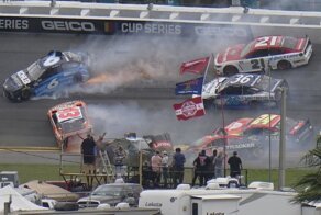В гонке NASCAR произошла авария с участием 16 автомобилей
