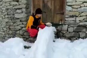 Забавный способ доставки пива зимой