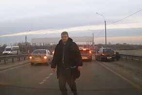 Обочечник наказал сам себя, оторвав на своей машине бампер