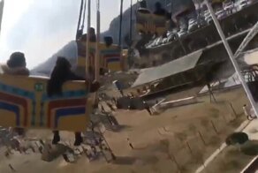 Во время работы в китайском парке развлечений рухнул аттракцион - момент падения попал на видео