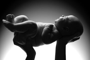 Родители новорождённого не смогли оплатить счета больницы, поэтому их малыша продали