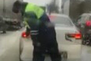 Полицейский здорового человека: неравнодушный сотрудник ДПС очистил от снега чужой автомобиль