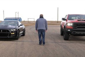 Заднеприводный Ford Mustang Shelby GT500 не смог угнаться за мощным пикапом Ram 1500 TRX