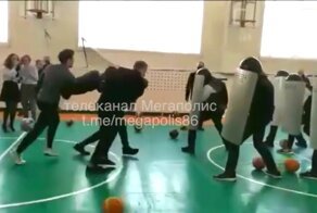 Полицейские сыграли со школьниками в «ОМОН и протестующих»