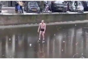 В Амстердаме парень провалился под лед во время катания на коньках