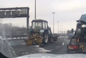 «ГАЗель», трактор и фура: авария на питерской КАД