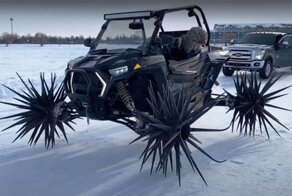Квадроцикл Polaris с колесами-шипами выглядит очень устрашающе