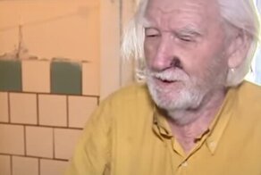 97-летний дед избил палкой сноху, помешавшую его утехам с проституткой