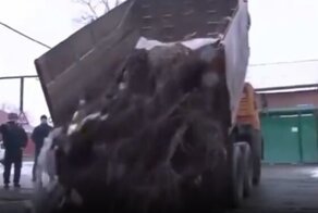 Чеченца наказали за свалку в лесу, вывалив мусор у его ворот