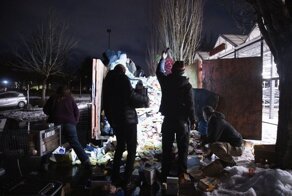 США: Полиция Портланда выставила на помойках кордоны для защиты от набегов жителей