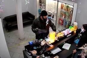 Грабитель угрожал продавщице таинственным предметом, но уйти далеко не смог