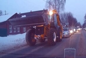 Мир не без добрых трактористов! Забавный случай на дороге