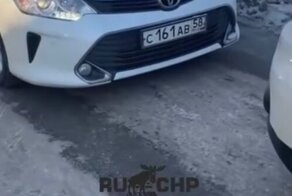 Упрямая блондинка на "Тойоте" в Пензе не пожелала уступить дорогу и спровоцировала затор