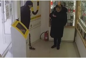 Мужчина эффектно зашел в салон сотовой связи