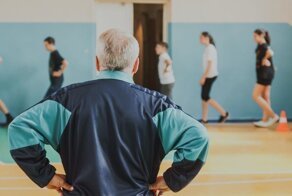 Физрук в Иркутской области заставлял учеников целоваться, приглашал выпить пива  посмотреть порно