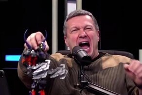 Из-за блокировки в Clubhouse Соловьев в прямом эфире оторвал голову биониклу