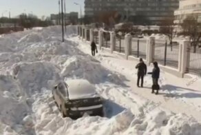 Одинокая Mazda в плену снежных барханов