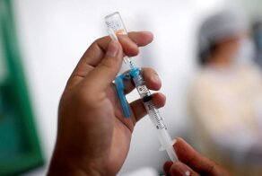 Китайцы согласились вакцинировать американских дипломатов только после анального мазка на COVID-19